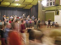 Hier siehst du Musiker wie sie im Listerturm einen Ball spielen. Mit Traditioneller Musik und Balfolk Musik.