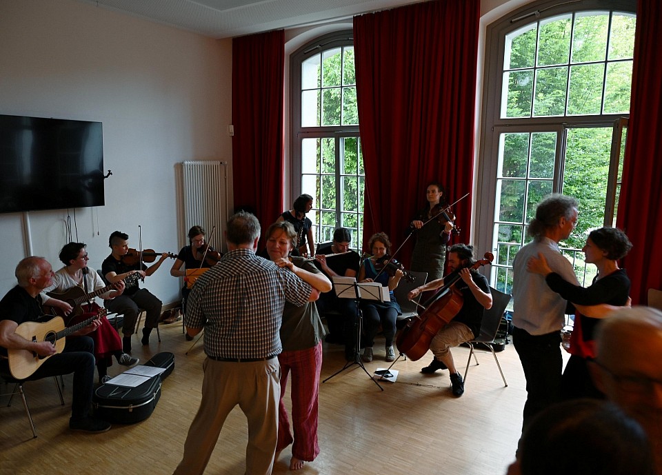 Balfolk Session - Mit unserer Musik stimmen wir die Tänzer*innen auf den Tanzball mit Musik von Anna Crouse ein :)  (siehe vergangene Veranstaltungen)